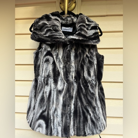Tahari black/gray/white zebra pattern faux fur vest, waist tie, snap closure, M - Picture 1 of 11